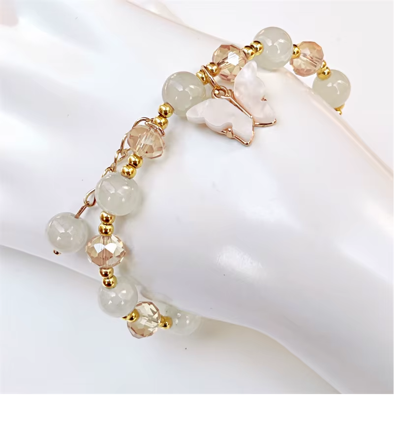 Bracelet - perle dorée, blanche, décoration papillon, perle blanche en pendentif (Ref B027) (Copie)