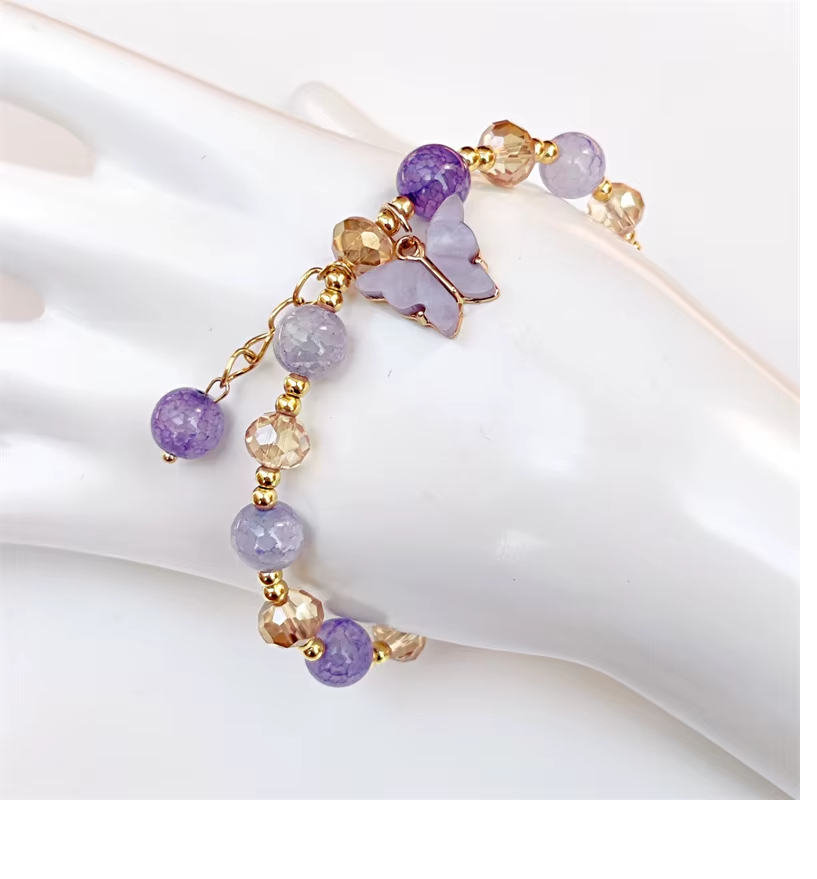Bracelet - perle dorée, mauve, décoration papillon, perle mauve en pendentif (Ref B028)