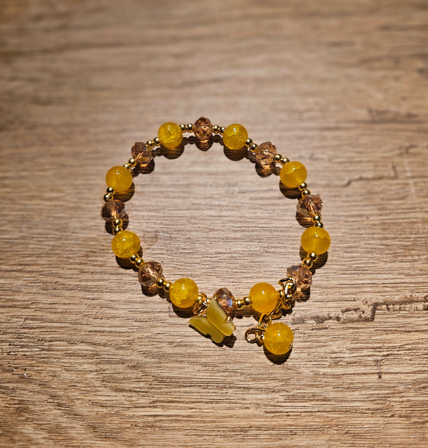 Bracelet - perle dorée, jaune, décoration papillon, perle jaune en pendentif (Ref B032)
