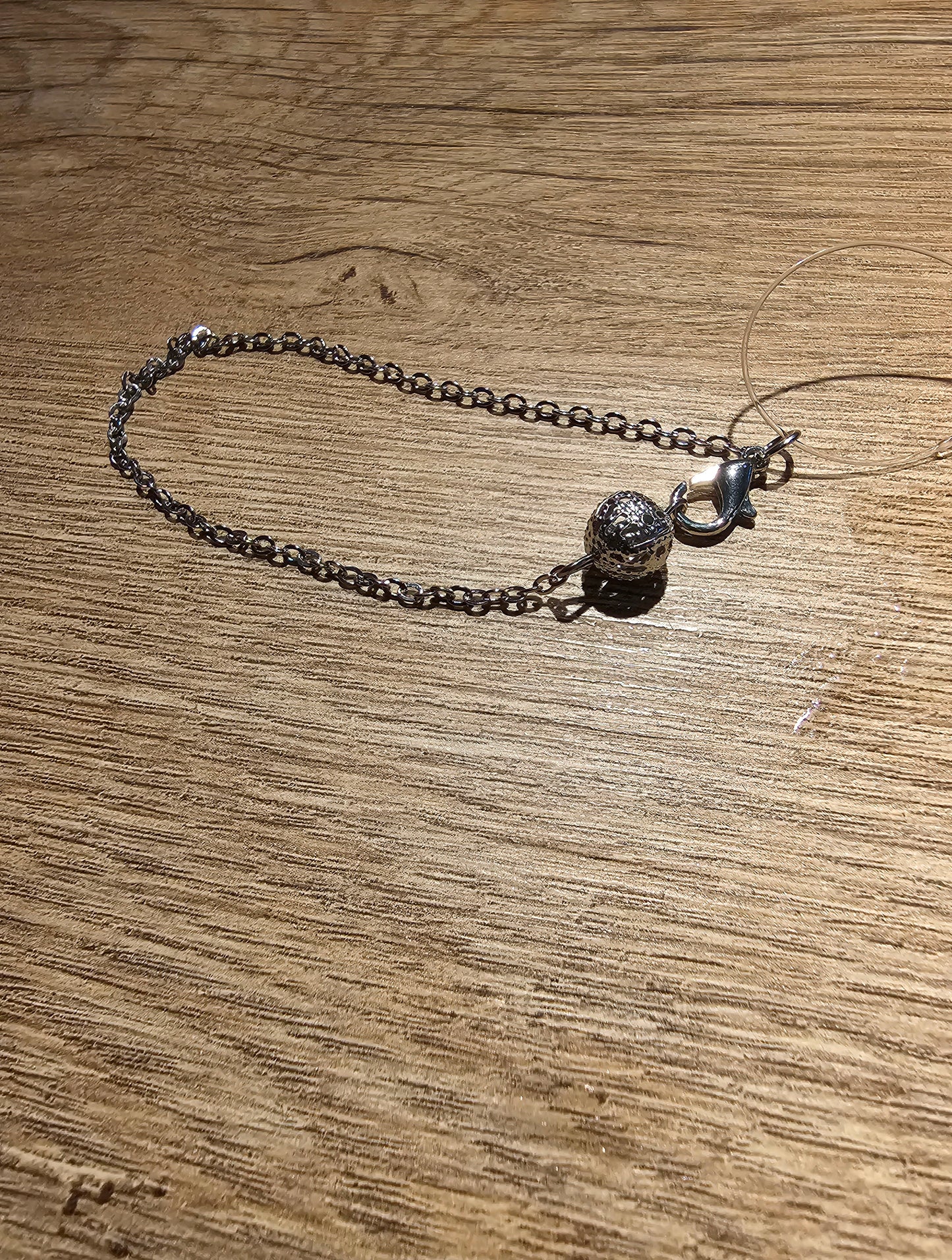 Bracelet - chaine argentée et perle argentée métalique (Ref B035)