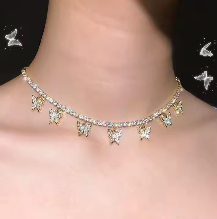 Collier - chaine argentée avec strass et pendentifs papillons (Ref B038)