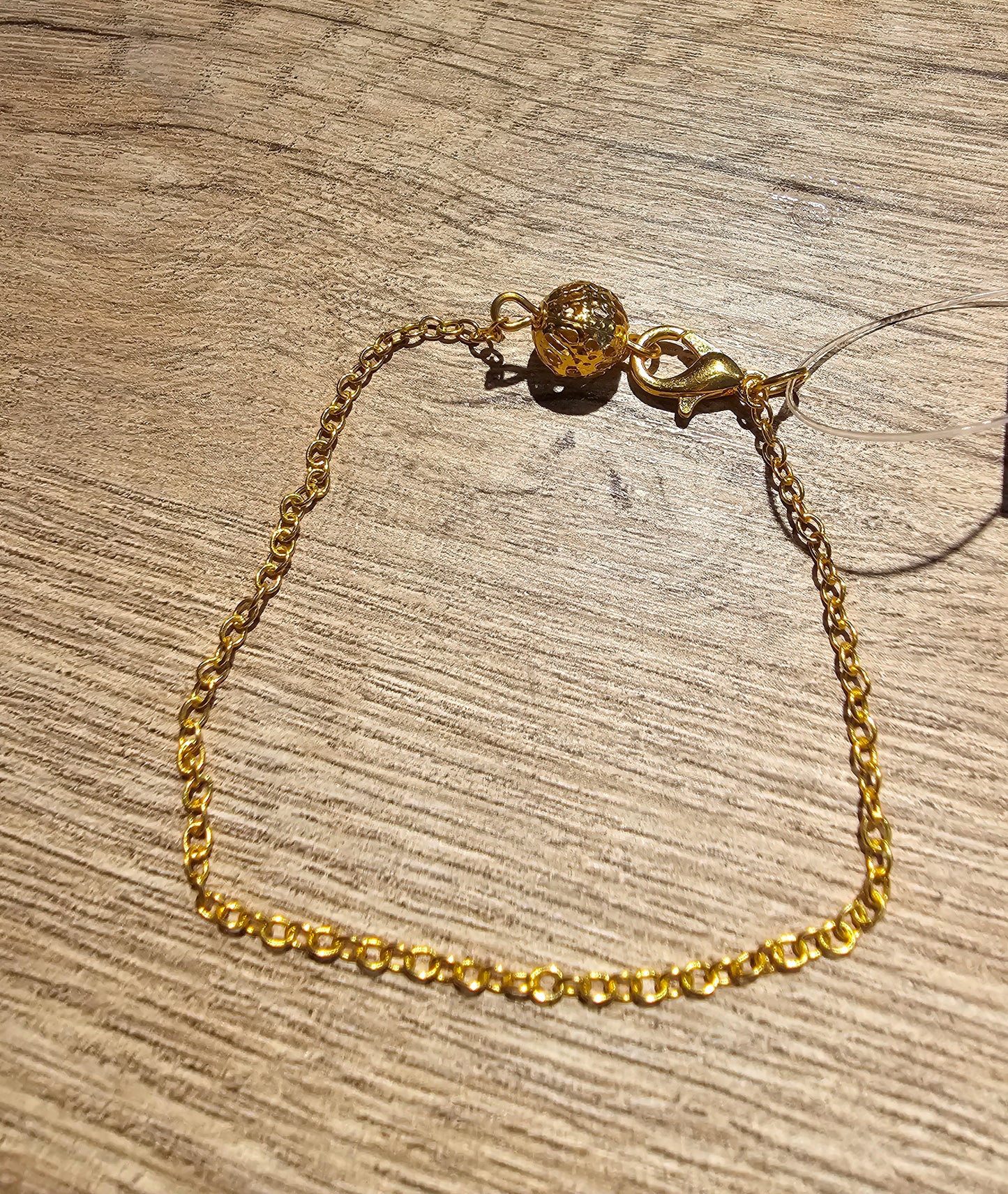 Bracelet -  chaine dorée et perle dorée métalique (Ref B034)